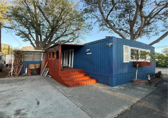 Photo 1 of Manufactured home for sale at 300 E Arbor #25, Long Beach, CA 90805 | MLS# PW26205466 | Listing updated on 2026-09-24