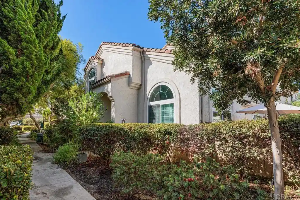 Listing Photo 2 - Condo for sale in 730 Breeze Hl Rd located at 730 Breeze Hl Rd, Vista, CA 92081 - Unit #230