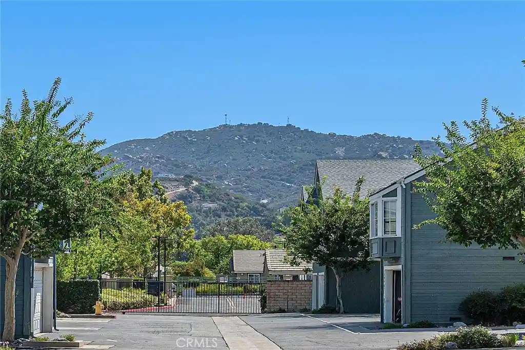 Listing Photo 2 - Condo for sale in 1906 Rory Ln located at 1906 Rory Ln, Simi Valley, CA 93063 - Unit 1906 Rory Ln