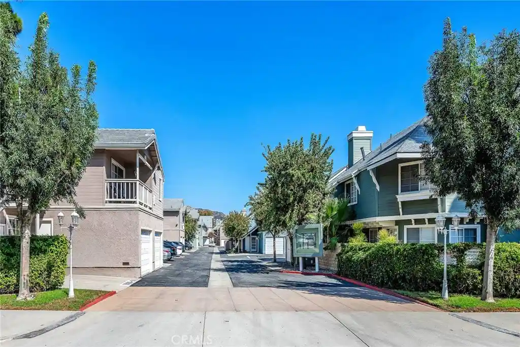 Listing Photo 32 - Condo for sale in 1906 Rory Ln located at 1906 Rory Ln, Simi Valley, CA 93063 - Unit 1906 Rory Ln