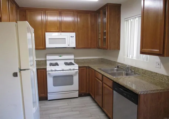 Listing Photo 4 - Condo for sale in building located at 505 Calle Montecito, Oceanside, CA 92057 - Unit #23