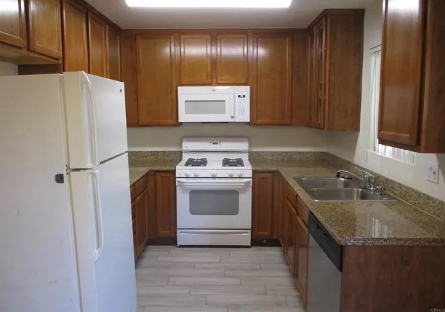 Listing Photo 5 - Condo for sale in building located at 505 Calle Montecito, Oceanside, CA 92057 - Unit #23