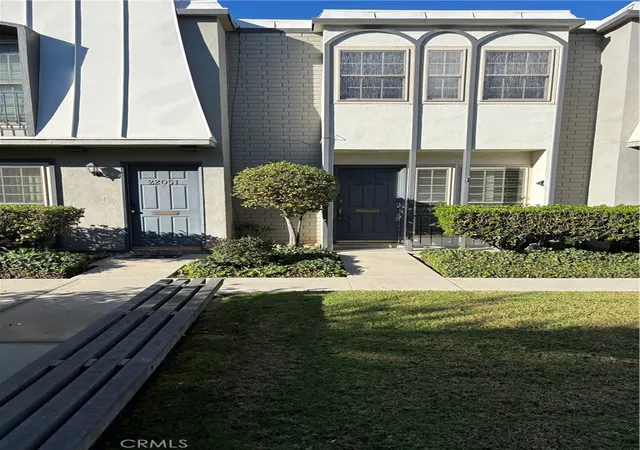 Photo 3 of Sale Pending at 22049 Oxnard, Woodland Hills, CA 91367 | MLS# SR26209164 | Listing updated on 2026-10-02