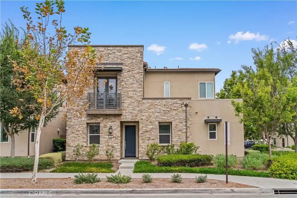 Listing Photo 1 - Condo for sale in 220 Follyhatch located at 220 Follyhatch, Irvine, CA 92618 - Unit 220 Follyhatch