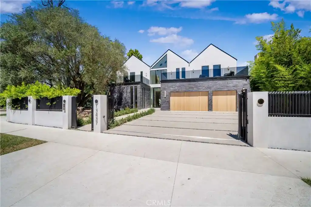 Photo 1 of Mansion for sale at 15457 Valley Vista Blvd, Sherman Oaks, CA 91403 | MLS# SR26209265 | Listing updated on 2026-10-31