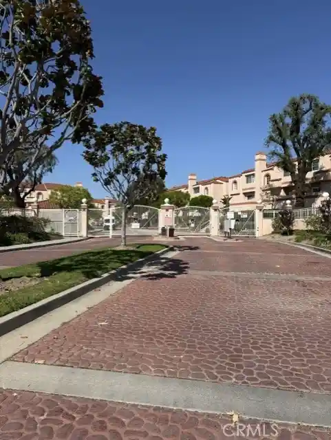 Listing Photo 1 - Condo for sale in 3101 Plz Del Amo located at 3101 Plz Del Amo, Torrance, CA 90503 - Unit #37