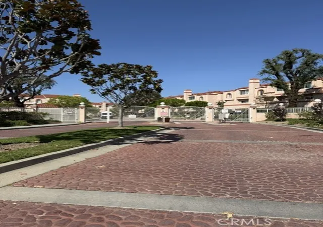 Listing Photo 1 - Condo for sale in building located at 3101 Plz Del Amo, Torrance, CA 90503 - Unit #37
