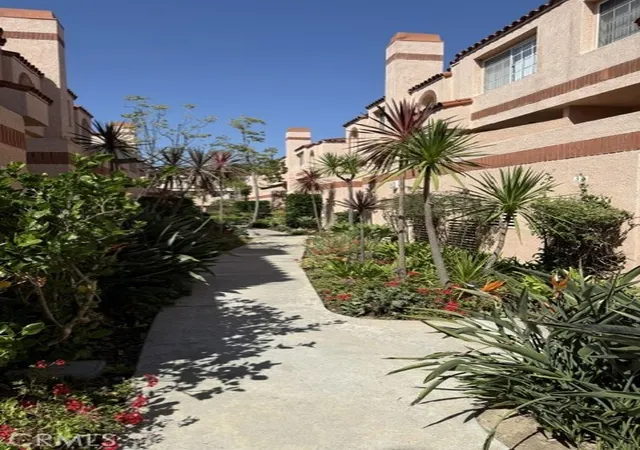 Listing Photo 3 - Condo for sale in building located at 3101 Plz Del Amo, Torrance, CA 90503 - Unit #37