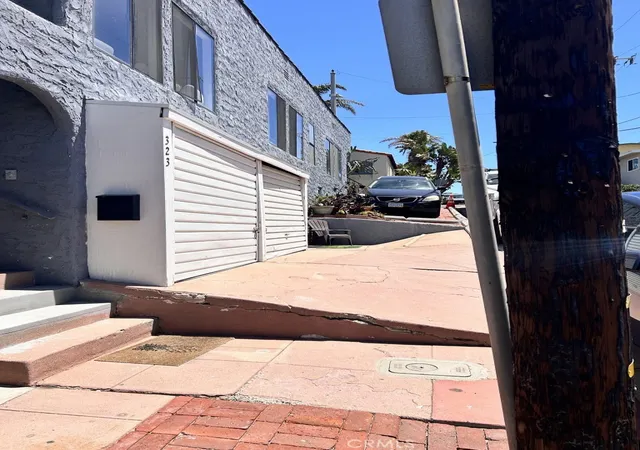 Listing Photo 3 - Condo for sale in building located at 323 35th, Manhattan Beach, CA 90266