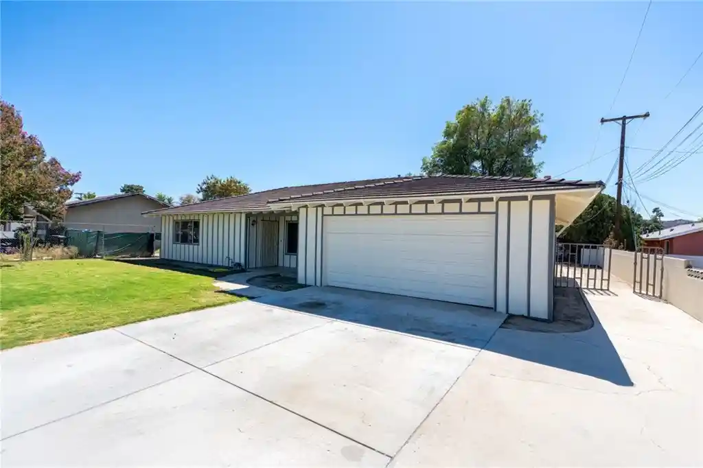 Photo 1 of Single family home for sale at 40425 Whittier Ave, Hemet, CA 92544 | MLS# SW26209407 | Listing updated on 2026-10-25