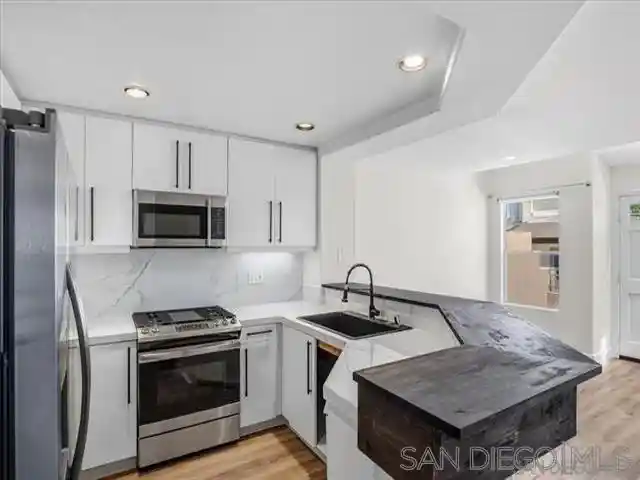 Listing Photo 2 - Condo for sale in 12630 Carmel Country Rd located at 12630 Carmel Country Rd, San Diego, CA 92130 - Unit #112