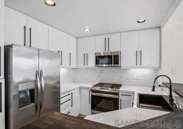 Listing Photo 5 - Condo for sale in building located at 12630 Carmel Country Rd, San Diego, CA 92130 - Unit #112