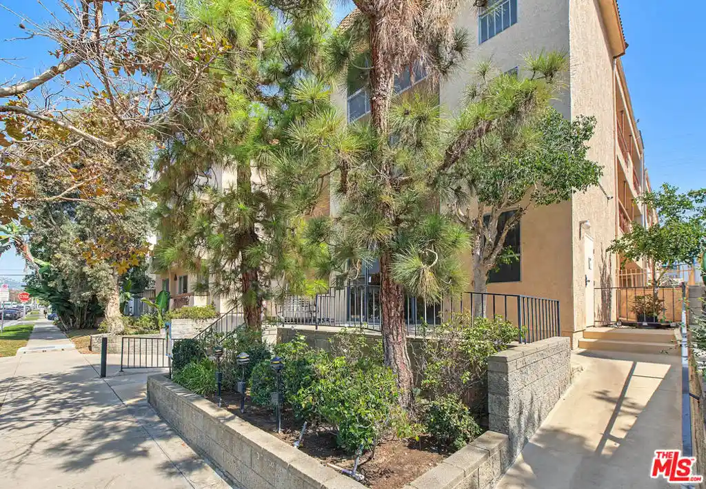Listing Photo 1 - Condo for sale in 104 S Hayworth Ave located at 104 S Hayworth Ave, Los Angeles, CA 90048 - Unit #103