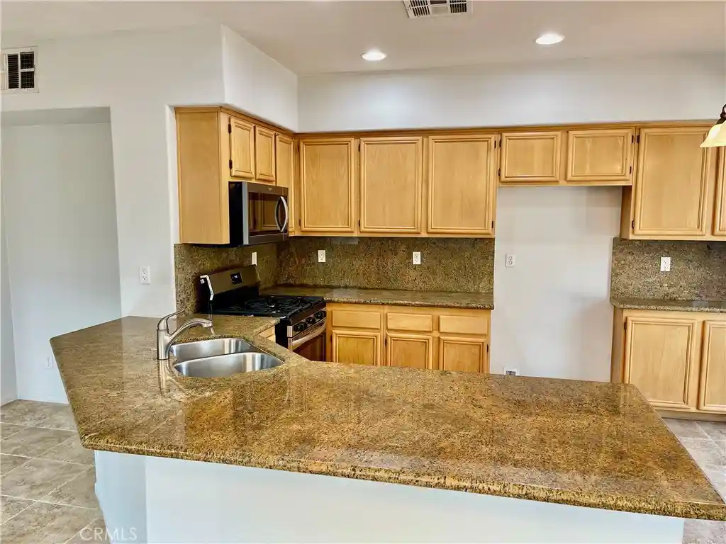Listing Photo 2 - Condo for sale in 25192 Mdw Walk located at 25192 Mdw Walk, Murrieta, CA 92562 - Unit 25192 Meadow Walk