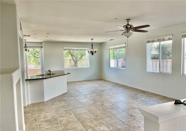 Listing Photo 4 - Condo for sale in building located at 25192 Mdw Walk, Murrieta, CA 92562 - Unit #1
