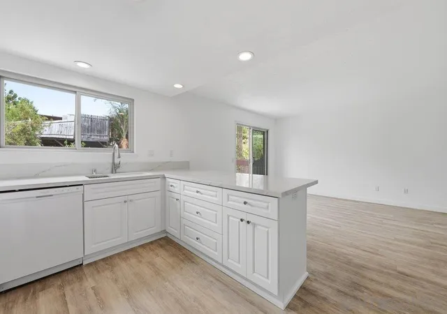 Listing Photo 2 - Condo for sale in building located at 155 Rosebay Dr, Encinitas, CA 92024 - Unit #40