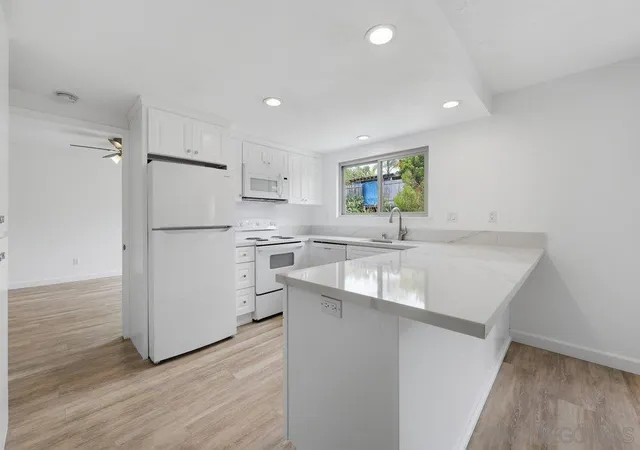 Listing Photo 3 - Condo for sale in building located at 155 Rosebay Dr, Encinitas, CA 92024 - Unit #40