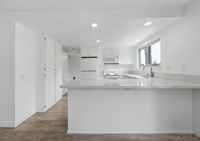 Listing Photo 4 - Condo for sale in building located at 155 Rosebay Dr, Encinitas, CA 92024 - Unit #40