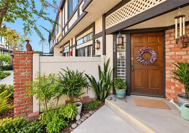 Photo 2 of Sale Pending at 20737 Roscoe Blvd #204, Winnetka, CA 91306 | MLS# SR26208746 | Listing updated on 2026-10-08