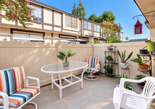 Photo 4 of Sale Pending at 20737 Roscoe Blvd #204, Winnetka, CA 91306 | MLS# SR26208746 | Listing updated on 2026-10-08