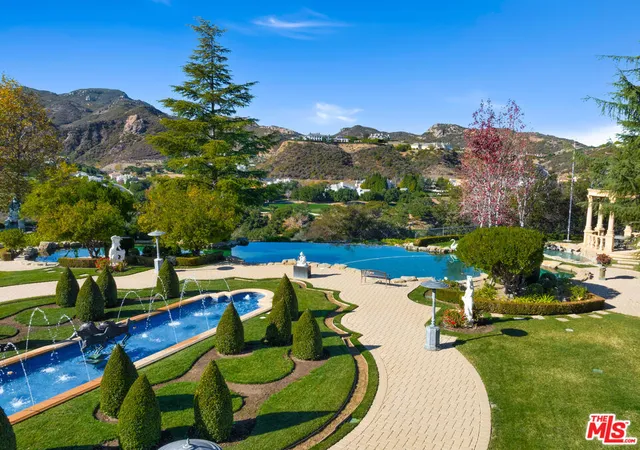 Photo 3 of Single family home for sale at 900 W Stafford Rd, Thousand Oaks, CA 91361 | MLS# 26992221 | Listing updated on 2026-10-02