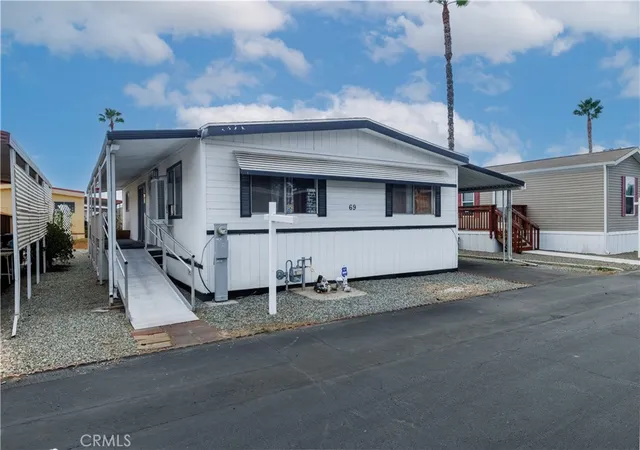 Photo 3 of Manufactured home for sale at 725 W Thornton #69, Hemet, CA 92543 | MLS# SW26209713 | Listing updated on 2026-10-01