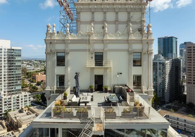 Listing Photo 2 - Condo for sale in building located at 702 Ash St, San Diego, CA 92101 - Unit #1400