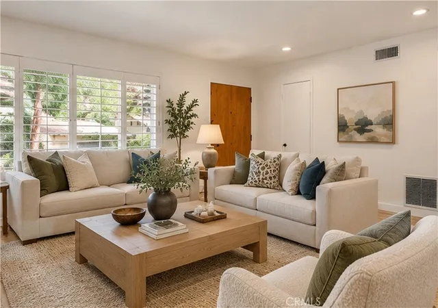 Photo 3 of Single family home for sale at 4776 Excelente Dr, Woodland Hills, CA 91364 | MLS# SR26209767 | Listing updated on 2026-09-27