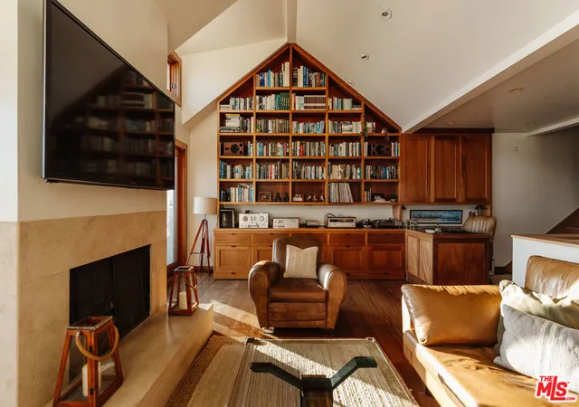 Photo 3 of Townhouse for sale at 1366 Palisades Beach Rd, Santa Monica, CA 90401 | MLS# 26993135 | Listing updated on 2026-10-07