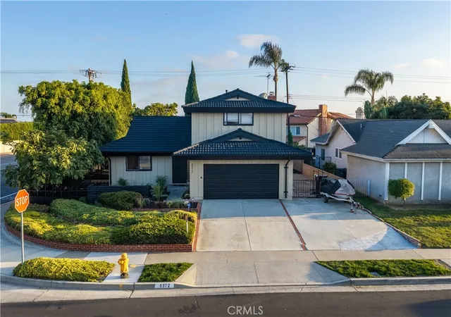 Photo 3 of Sale Pending at 6972 Laurelhurst, Huntington Beach, CA 92647 | MLS# OC26207652 | Listing updated on 2026-10-08