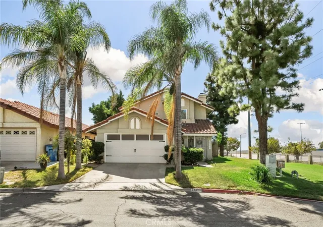 Photo 2 of Single family home for sale at 2883 Holw Glen Cir, Rialto, CA 92376 | MLS# DW26196706 | Listing updated on 2026-10-11