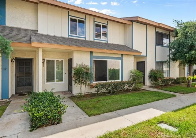 Photo 3 of Townhouse for sale at 5950 Imperial Hwy #48, South Gate, CA 90280 | MLS# CV26208976 | Listing updated on 2026-09-26