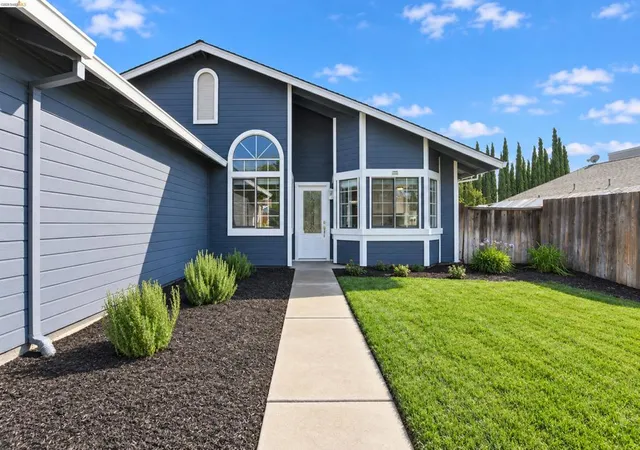 Photo 4 of Single family home for sale at 1335 Chianti Way, Oakley, CA 94561 | MLS# 41149476 | Listing updated on 2026-10-02