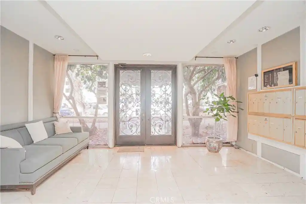 Listing Photo 2 - Condo for sale in 400 S La Fayette Park Pl located at 400 S La Fayette Park Pl, Los Angeles, CA 90057 - Unit 400 S La Fayette Park Pl