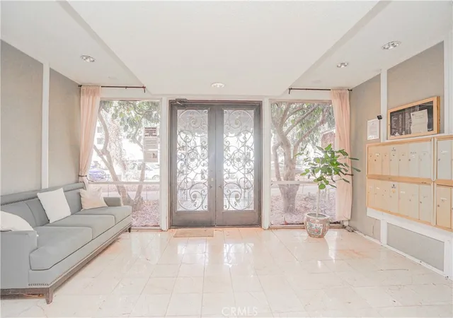 Listing Photo 2 - Condo for sale in building located at 400 S La Fayette Park Pl, Los Angeles, CA 90057
