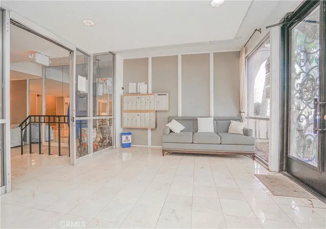Listing Photo 3 - Condo for sale in building located at 400 S La Fayette Park Pl, Los Angeles, CA 90057