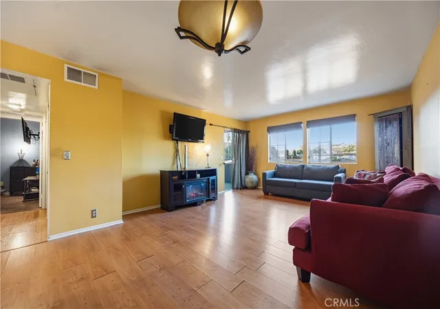 Listing Photo 4 - Condo for sale in building located at 2507 E 15Th St, Long Beach, CA 90804 - Unit #109