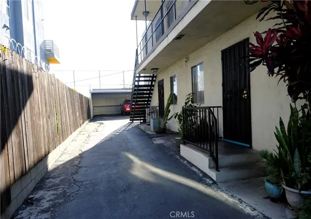 Listing Photo 3 - Condo for sale in building located at 1110 S Kenmore, Los Angeles, CA 90006