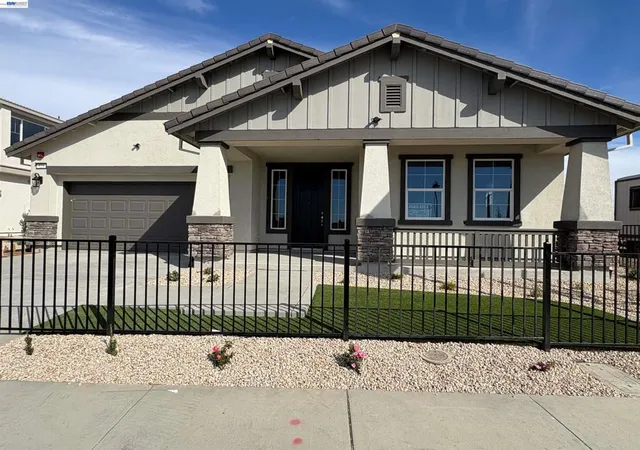 Photo 2 of Sale Pending at 325 Maverick Dr, Vacaville, CA 95687 | MLS# 41149578 | Listing updated on 2026-10-11