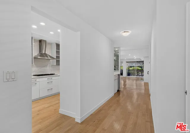 Listing Photo 4 - Condo for sale in building located at 4338 Redwood Ave, Marina Del Rey, CA 90292 - Unit #B114