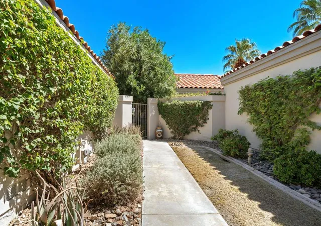 Listing Photo 5 - Condo for sale in building located at 54964 Riviera, La Quinta, CA 92253