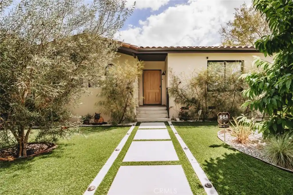 Photo 1 of Single family home for sale at 642 N Cahuenga, Los Angeles, CA 90004 | MLS# AR26203502 | Listing updated on 2026-10-14