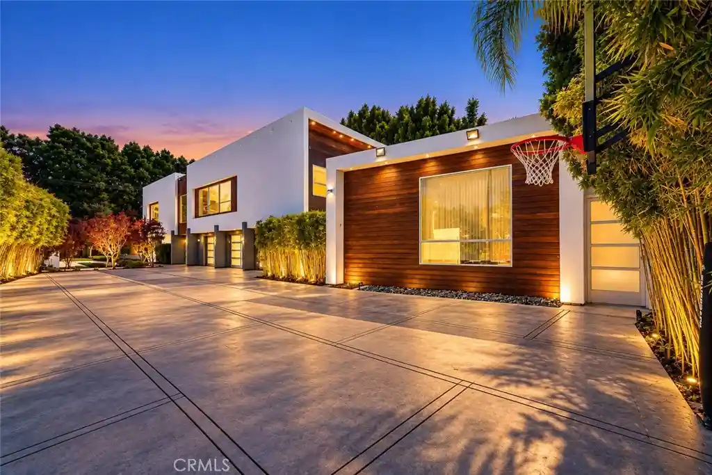 Photo 1 of Sale Pending at 4757 White Oak Ave, Encino, CA 91316 | MLS# SR26210278 | Listing updated on 2026-10-24