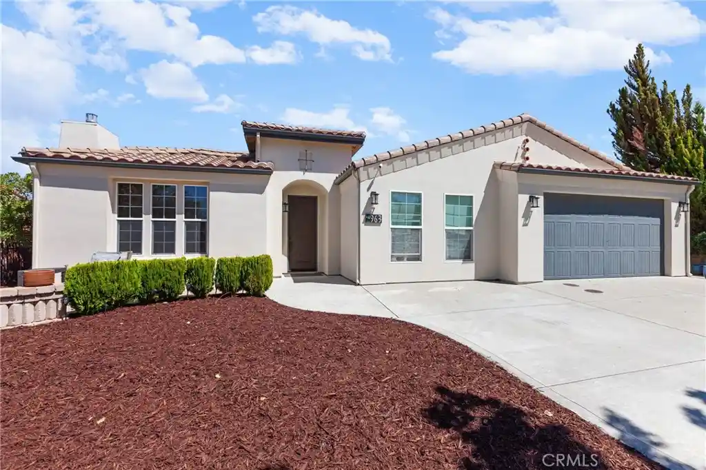 Single family home for sale at 963 Vista Cerro Dr, Paso Robles, CA 93446 | MLS# NS26207927
