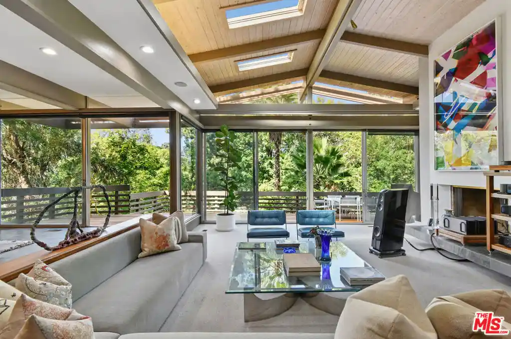 Photo 1 of Single family home for sale at 17269 Oak View Dr, Encino, CA 91316 | MLS# 26993807 | Listing updated on 2026-10-16