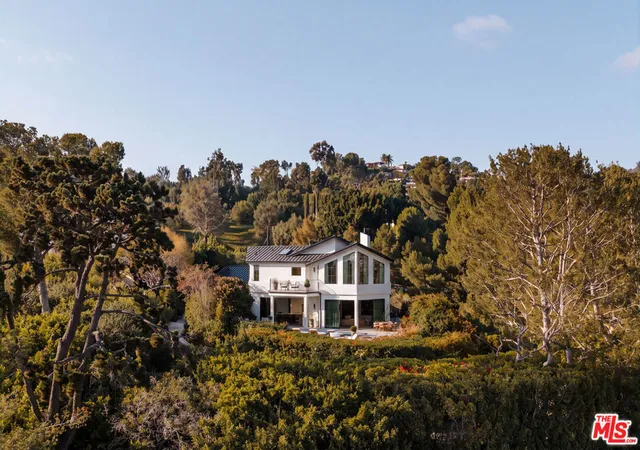 Photo 2 of Mansion for sale at 1122 La Altura Rd, Beverly Hills, CA 90210 | MLS# 26993973 | Listing updated on 2026-10-06