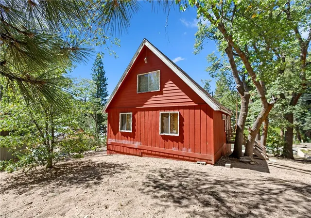 Photo 3 of Single family home for sale at 33616 Holcomb Crk, Green Valley Lake, CA 92341 | MLS# IV26209648 | Listing updated on 2026-10-02
