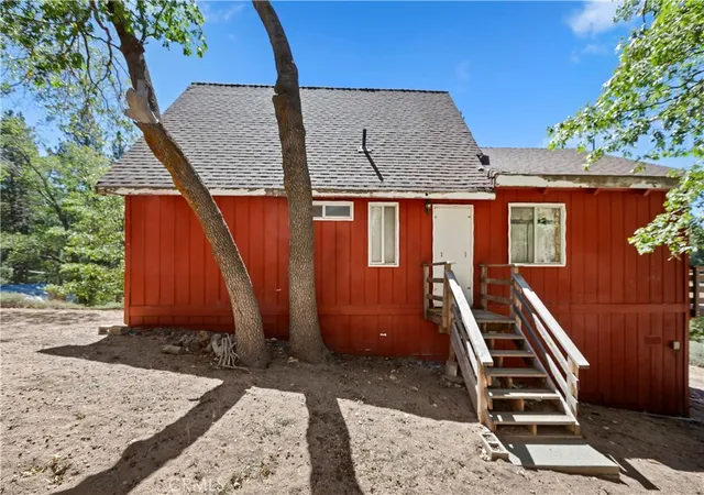 Photo 3 of Single family home for sale at 33616 Holcomb Crk, Green Valley Lake, CA 92341 | MLS# IV26209648 | Listing updated on 2026-10-02