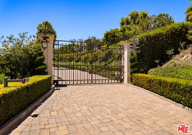 Photo 2 of Mansion for sale at 10 Beverly Ridge Ter, Beverly Hills, CA 90210 | MLS# 26989621 | Listing updated on 2026-10-08