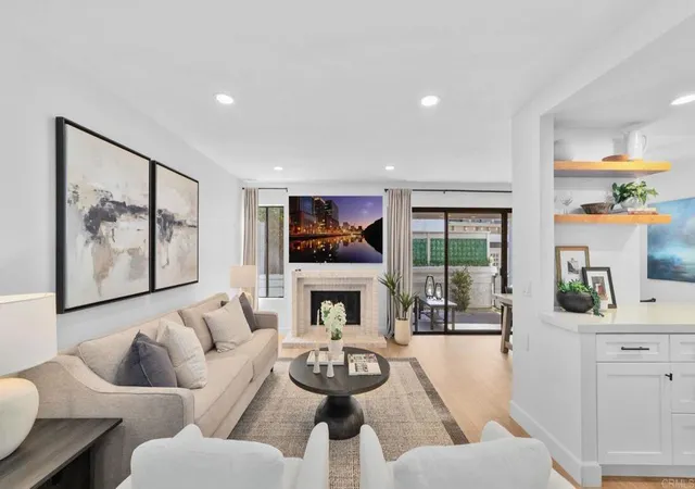 Listing Photo 2 - Condo for sale in building located at 532 1/2 Via De La Valle, Solana Beach, CA 92075